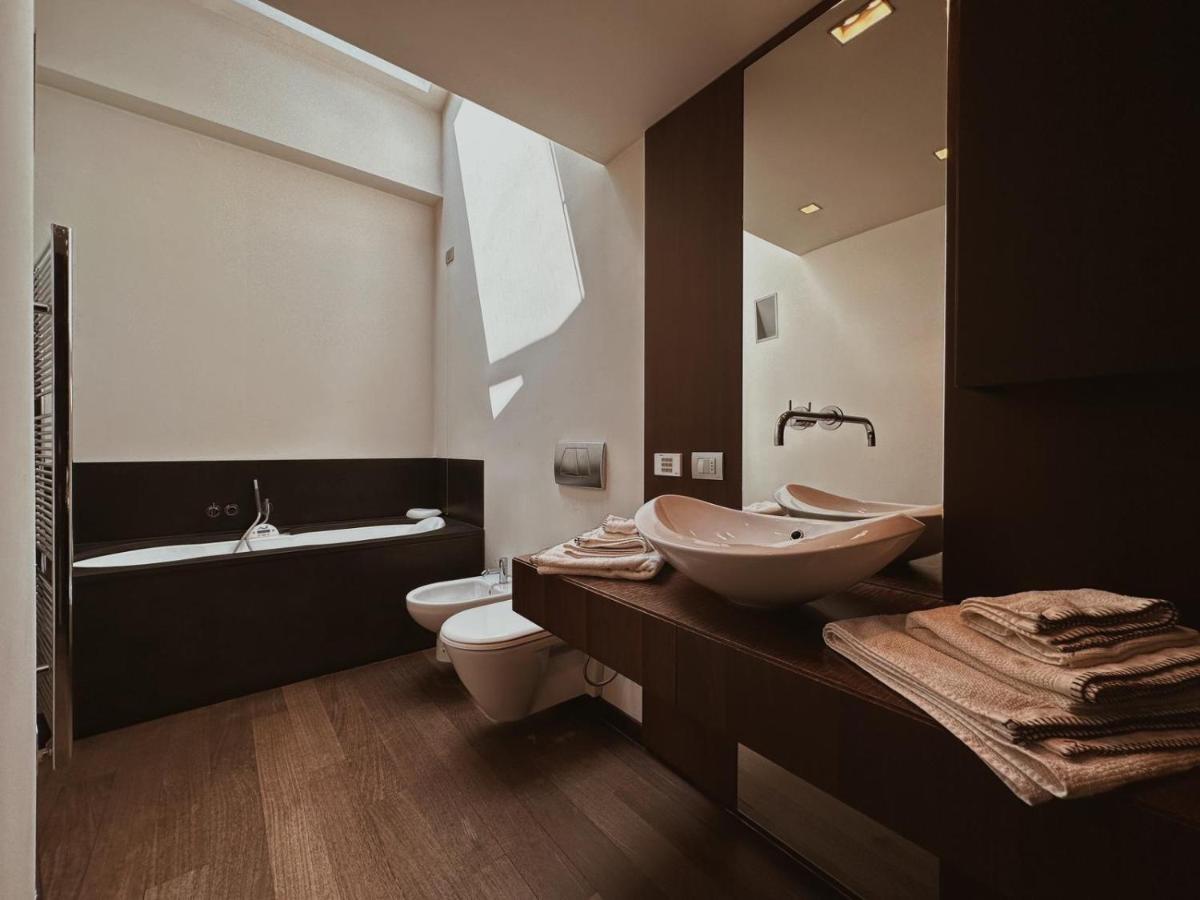 Casa Cavour Lecco - Downtown Design Penthouse Apartment Exterior photo